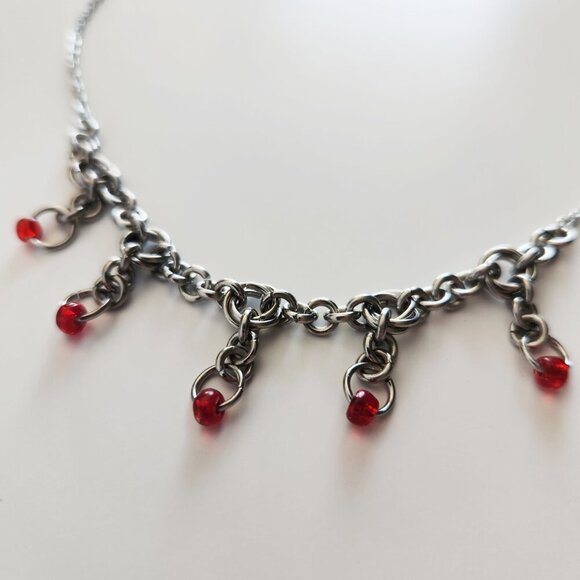 Gothic medieval red chain mail necklace with a small silver chain - Picture 5 of 6